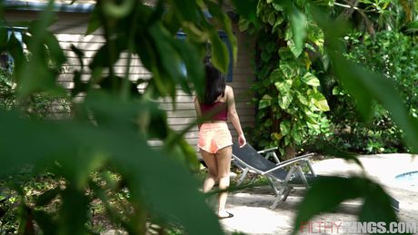 亞洲女孩 Kimmy Kimm 與繼父在穀倉裡發生性關係