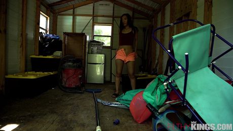 亞洲女孩 Kimmy Kimm 與繼父在穀倉裡發生性關係