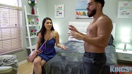 亞洲美女米娜·穆恩在沙發上與她的繼兄做愛