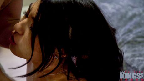 亞洲美女米娜·穆恩在沙發上與她的繼兄做愛