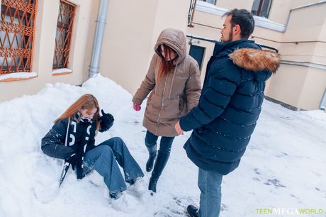 Ravishing dolls Eva Tender and Luna Haze have a threesome on a bed