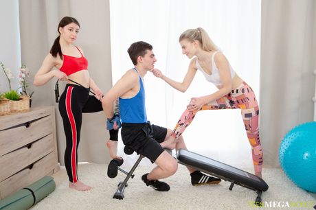 ティーンの美女リン・ホワイトとモンロー・フォックスがトレーニング中に3Pをする