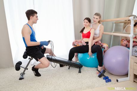 Teen-bedøvelserne Rin White og Monroe Fox har en trekant under en træning