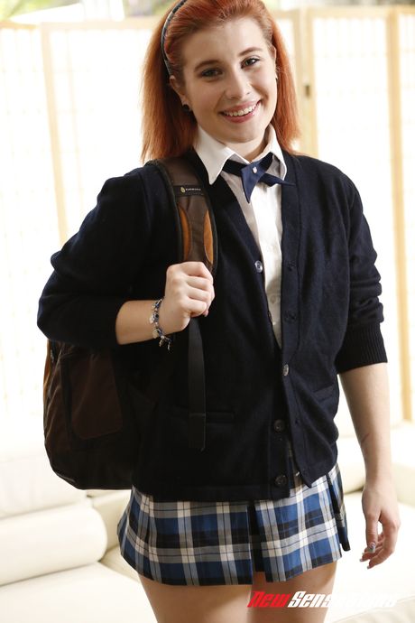 Fræk skolepige Sadie Kennedy får sin runde røv kneppet af sin lærer