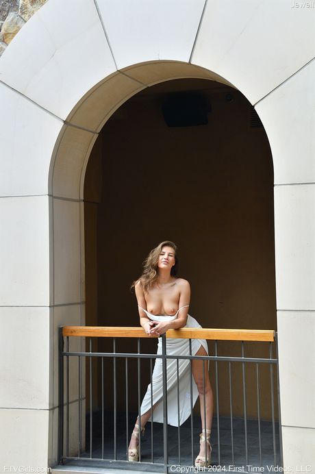 Sexet amerikansk mørkhåret Jewel Diamant stripper ned til hælene, før hun leger med sin fisse