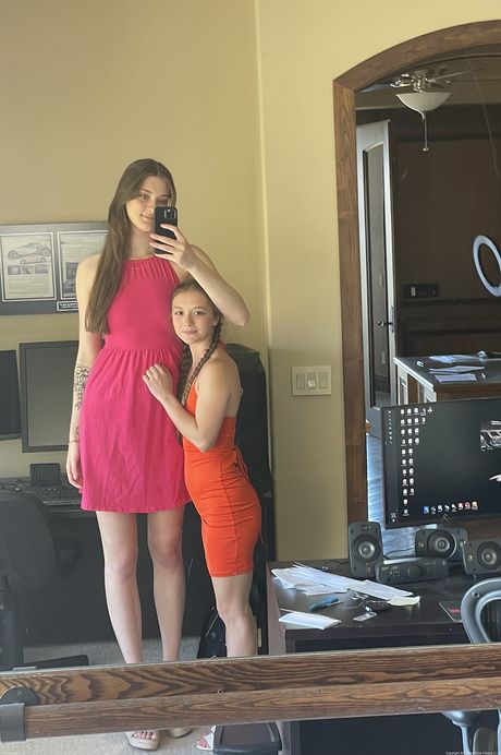 ティーンレズビアンのミラ・モンローとオリビア・マディソンがセックスの前に裸になる