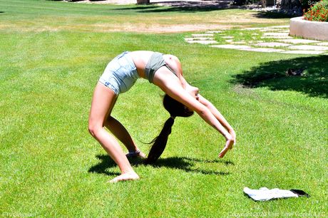 かわいいアメリカのティーンスカーレット・ジェイムズがストリップして、屋外で彼女のパイパンのおまんこをおもちゃで弄ぶ