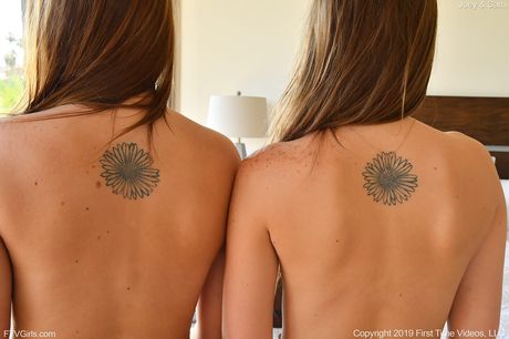 瘦小的娃娃喬伊懷特和薩米懷特玩弄她們的屁眼和陰部