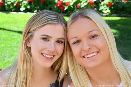 女同性戀美女維多利亞布魯克斯和薩莎在露台上做愛前接吻