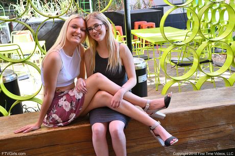 女同性戀美女維多利亞布魯克斯和薩莎在露台上做愛前接吻