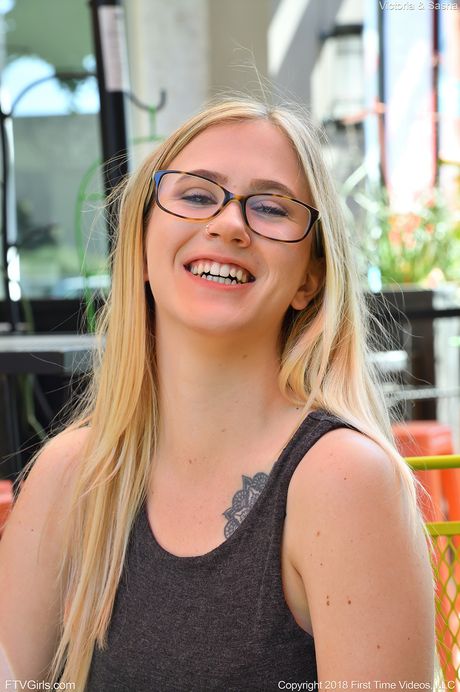 女同性戀美女維多利亞布魯克斯和薩莎在露台上做愛前接吻