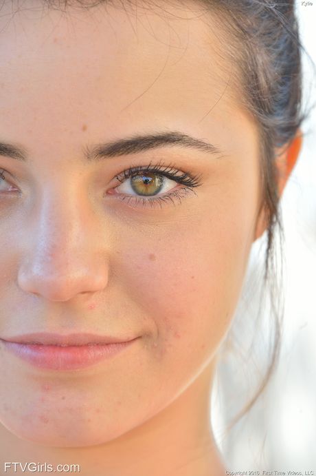 Teen amatør Kylie Quinn stripper og onanerer i frugt- og grøntafdelingen