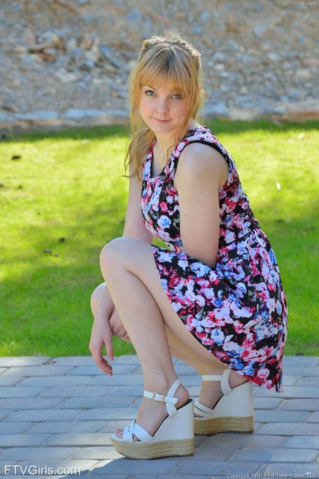 纖細的金髮年輕美女 Alyssa Weiber 身穿性感內衣，露出豐滿的乳房和光禿禿的陰部