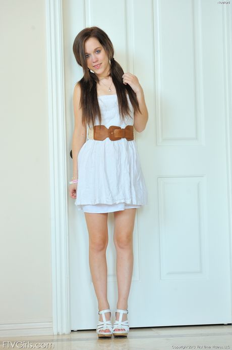 令人驚嘆的黑髮女孩 Leia 展示她的臀部並張開她的雙腿