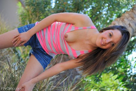 Tynd amerikansk coverpige Jaslene leger med sin fisse, mens hun onanerer på et hotelværelse