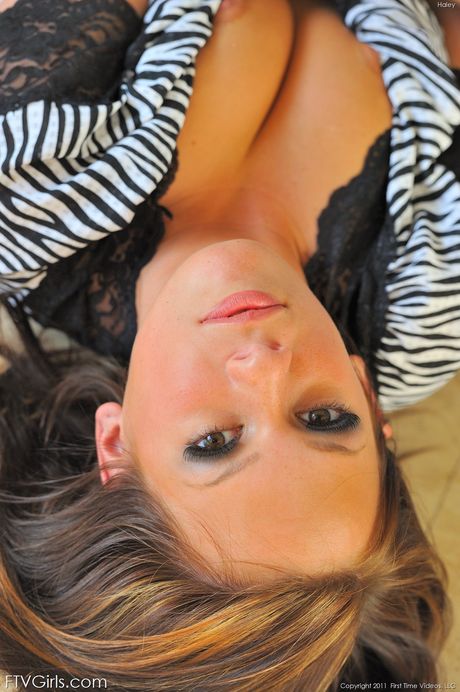 迷人的美國寶貝 Haley Sweet 脫下衣服並玩弄她剃光的陰部