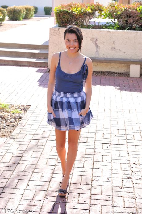 才華橫溢的美國黑髮美女 Danica Dillon 在玩弄她的陰部之前脫掉衣服