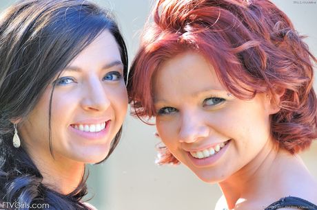 可愛的美女麗塔和瑪德琳在陰道插入前脫衣服