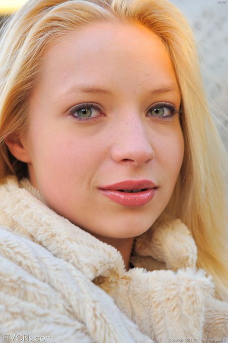 苗條的美國金髮女郎 Alyssa Branch 在庭院裡自慰前脫光衣服