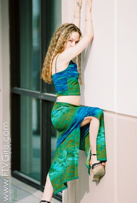 金髪のアメリカ人モデル、フィオナ・ラブは、オマンコを弄る前におっぱいとお尻を見せる