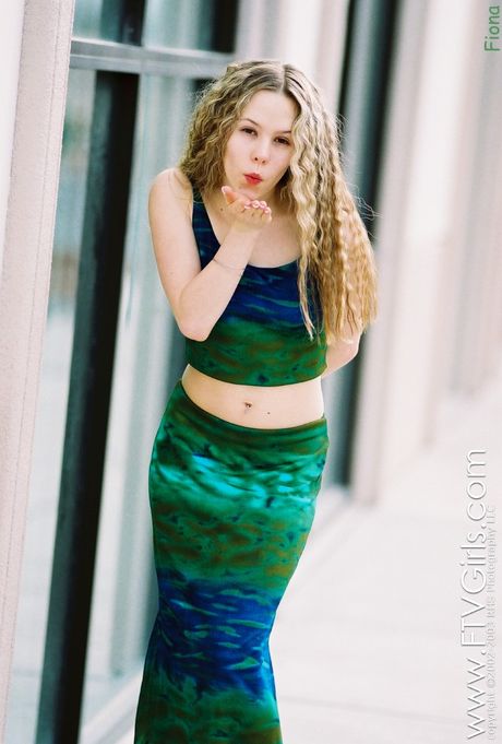 金髪のアメリカ人モデル、フィオナ・ラブは、オマンコを弄る前におっぱいとお尻を見せる