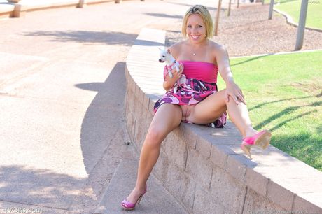 Blonde amatør Shannon tager en lyserød vibrator til sin nøgne fisse i haven