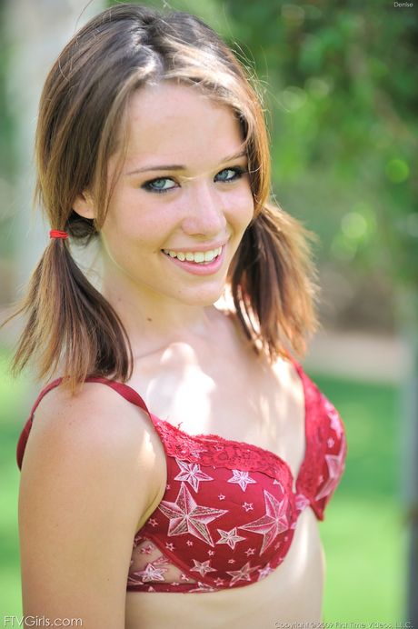 痩せた美人イリアナが自慰行為の前に白い靴下を履いて裸になる