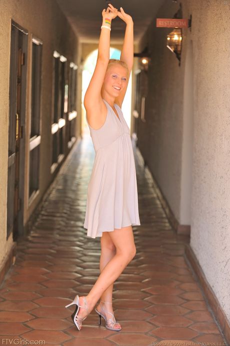 金髮美國美女 Paige Starr 在公共花園的長椅上用假陽具插入自己的陰部