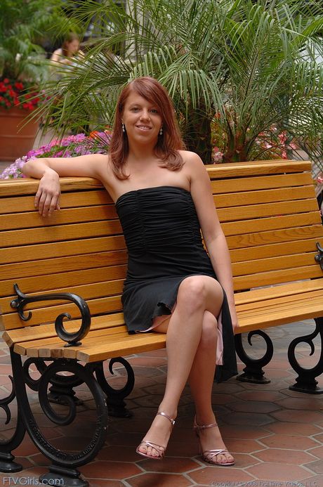 繊細な美しさのアナリーナはキュウリで彼女の猫を喜ばせます