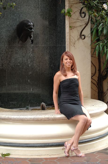 繊細な美しさのアナリーナはキュウリで彼女の猫を喜ばせます