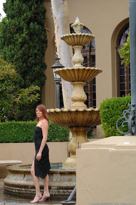 繊細な美しさのアナリーナはキュウリで彼女の猫を喜ばせます