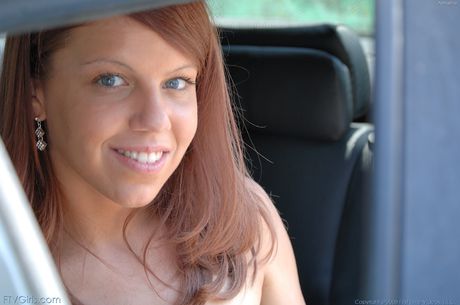 繊細な美しさのアナリーナはキュウリで彼女の猫を喜ばせます