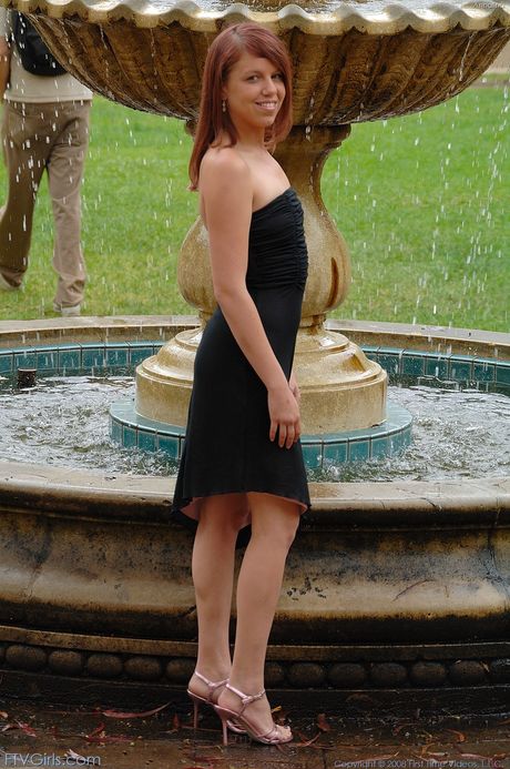 繊細な美しさのアナリーナはキュウリで彼女の猫を喜ばせます