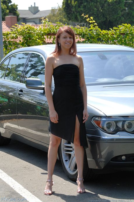 繊細な美しさのアナリーナはキュウリで彼女の猫を喜ばせます