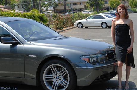 繊細な美しさのアナリーナはキュウリで彼女の猫を喜ばせます