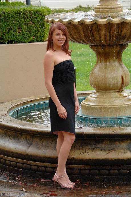 繊細な美しさのアナリーナはキュウリで彼女の猫を喜ばせます