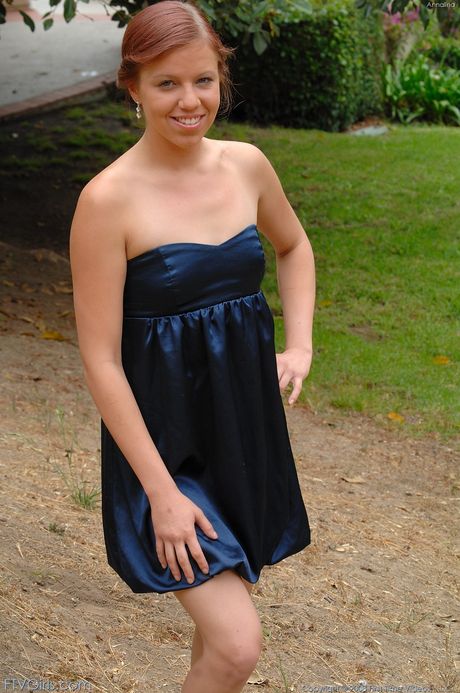 一流の美女アンナリーナはドレスを脱いで黄色いズッキーニで遊ぶ