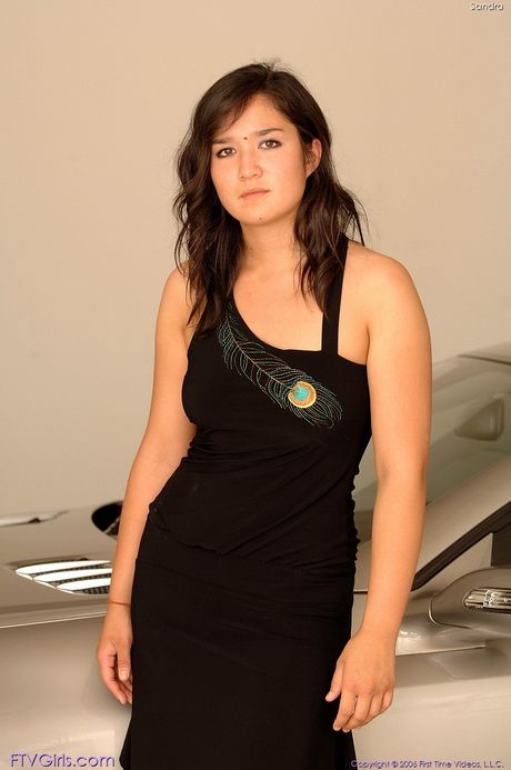 Asiatisk pige Angelina Lee driller hendes fisse på en stol i høje hæle