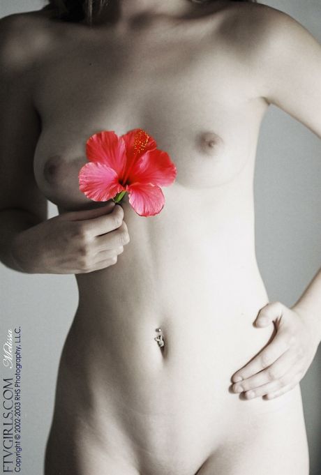 金髪の少女メリッサが服を脱いでバイブレーターでオナニーする