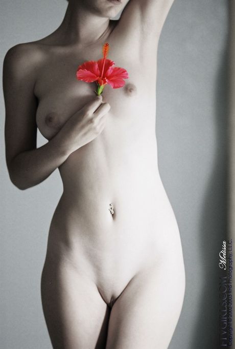 金髪の少女メリッサが服を脱いでバイブレーターでオナニーする