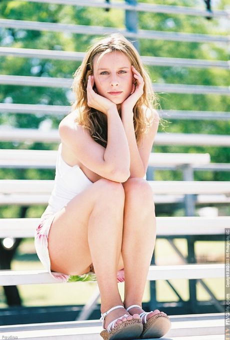 金髮美國女孩 Paulina 在玩弄她的陰部之前露出了她漂亮的乳房