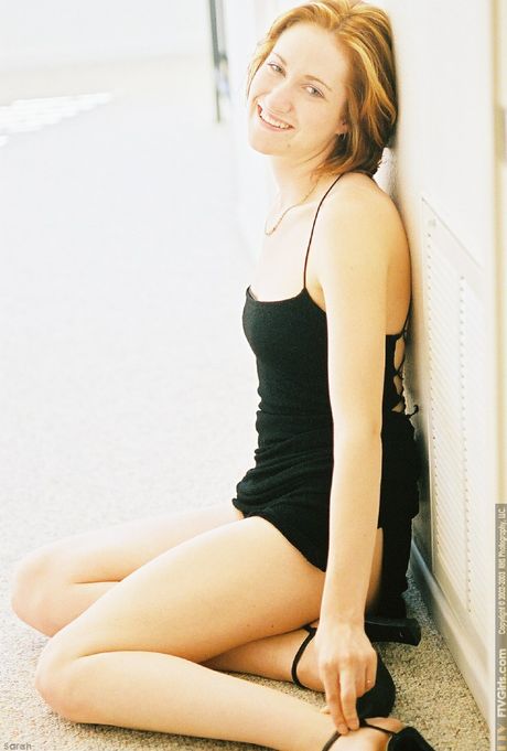 金髮素莎拉脫下黑色連身裙，然後穿上高跟鞋擺姿勢