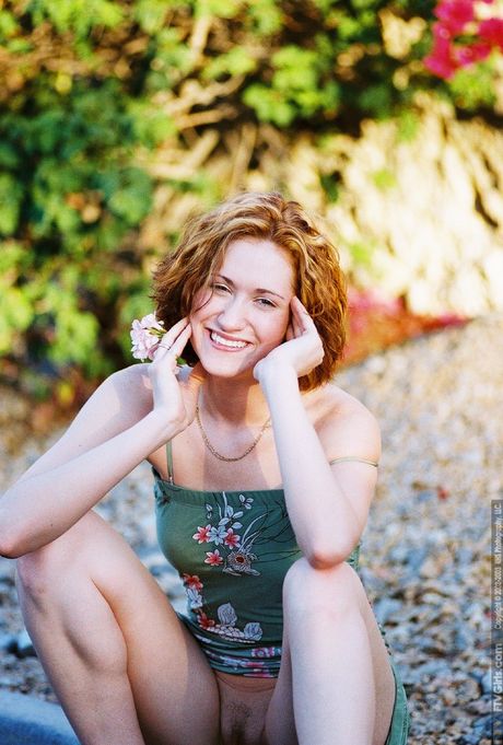 業餘模特兒莎拉在獨奏中炫耀她漂亮的乳房和性感的屁股