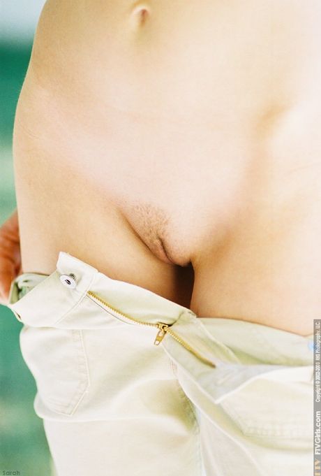 金髮少女莎拉在毯子上展示她漂亮的乳房和光禿的陰部