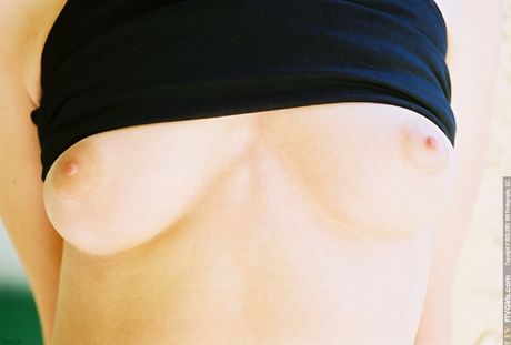 金髮少女莎拉在毯子上展示她漂亮的乳房和光禿的陰部