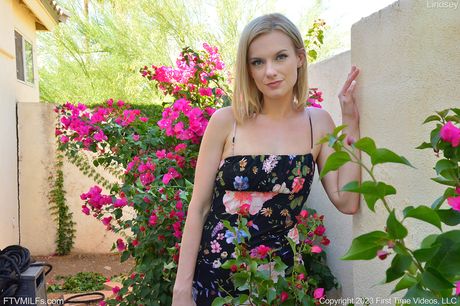 Blonde american doll Lindsey Lakes takes off her dress before toying her asshole