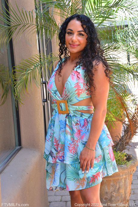 Den mørkhårede brasilianske skønhed Brianna Bourbon tager sin kjole af, før hun leger med sin fisse