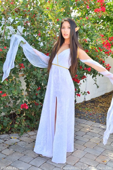 亞洲美女 Melody Wylde 在戶外脫掉衣服玩弄陰部