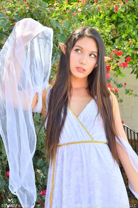 亞洲美女 Melody Wylde 在戶外脫掉衣服玩弄陰部