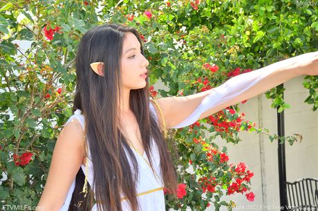 亞洲美女 Melody Wylde 在戶外脫掉衣服玩弄陰部